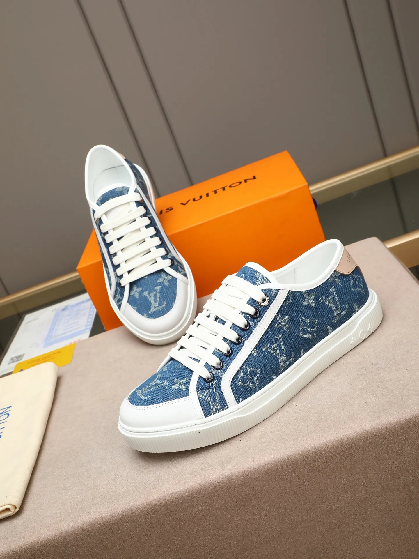 Men's Men's Shoes 💰440 𝐋𝐨𝐮𝐢𝐬 𝐕𝐮𝐢𝐭𝐭𝐨𝐧 𝟮𝟬𝟮𝟱/𝐬𝐬 Louis Vuitton's new spring and summer casual sports sneakers have a youthful atmosphere and are very youthful on the feet! Comfortable and light on the feet! The color is also very youthful! The upper is exclusively decorated with LV accessories! Make the whole shoe more flexible! The special electro-printed logo on the upper has a sense of design and is super recognizable! Beautiful and generous! ! It’s super easy to walk on! Specific denim surface material, sheepskin lining, original molded outsole Size: 38-44 (45 customized)